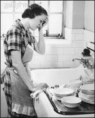 Dans quelle chanson Edith Piaf déclare-t-elle : "Moi j'essuie les verres au fond d'un café" ?