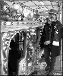 Qui fait des petits trous dans une chanson de Gainsbourg datant de 1958 ?