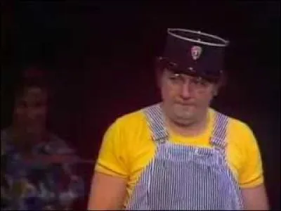 Hep, la blonde avec le gosse, aux pieds !