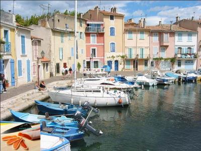 Dégustez la poutargue ou "caviar martégal" dans cette "Venise provençale" située dans les Bouches-du Rhône. Dans quelle ville ont été tournés de nombreux films (La cuisine au beurre) ou séries télévisées (Camping Paradis) ?