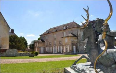 Vous aimez la chasse à courre ! Visitez le musée de la Vénerie, dans le parc du Château royal de cette ville de l'Oise qui fut lieu de séjour des rois, au Moyen Âge.