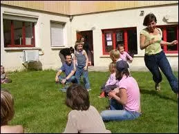 Dans le jeu de chat perché, où le joueur doit-il aller pour ne pas être touché ?