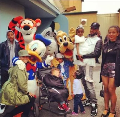 Qui est la personne qui fait un câlin à Donald ?