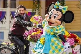 Qui est la personne faisant du vélo avec une belle Minnie fleurie ?