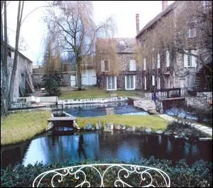 Quel est ce moulin, situé dans l'Essonne, qui perpétue le mythe de Claude François grâce à la folie et la passion d'un couple fan du chanteur ?