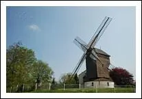De cette colline, on peut voir la Défense jusqu'à la butte Montmartre. 
Où trouver en région parisienne, dans le Val-d'Oise, ce moulin à vent qui domine toute la partie nord-ouest de Paris ?