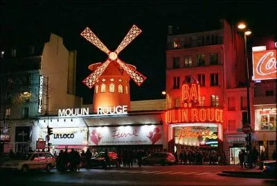 Pourquoi le célèbre Moulin-Rouge situé à Paris ne peut-il être assimilé à un monument du domaine public ?