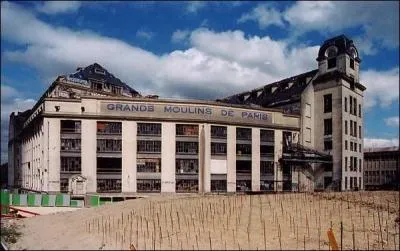 1921-1996- Les Grands Moulins de Paris. 
Cette ancienne minoterie devient le garde-manger officiel de la capitale et même de l'État jusqu'à la libération. Que sont devenus aujourd'hui ces bâtiments chargés d'histoire ?