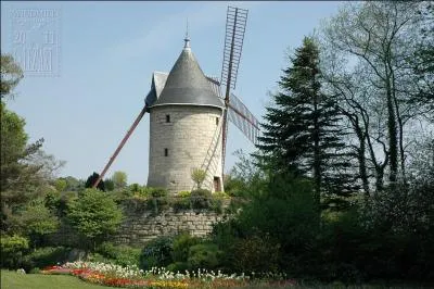 Quel est ce moulin datant du XIXe siècle qui sert actuellement de pompe à eau pour alimenter le réservoir de la cascade du bois de Boulogne ?