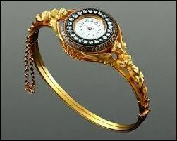 1880 : accessoire de la décennie, elle se trouve partout sur les bracelets, au bout d'une chaîne, sur le manche des parapluies, etc. C'est bien sûr :