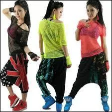 Jogging, casquette, sweats à capuche, associés à des vêtements moulants, courts et sexy :