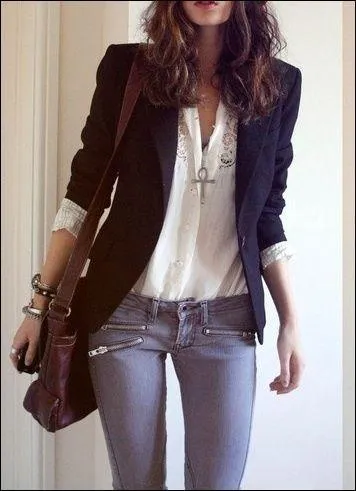 Tailleur-pantalon ou tailleur-jupe, cardigan, twin-set, chemise blanche pour un look :