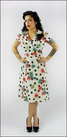 Robes rétro souvent fleuries, plumes, bandeaux sur la tête, bérets ou coiffures à l'ancienne. C'est le look :