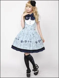 Jupes bouffantes, coupées à volants, cintrées à la taille, de couleur blanche ou pastel, les chaussures sont ouvertes ou fermées, avec un petit talon et des socquettes coordonnées :