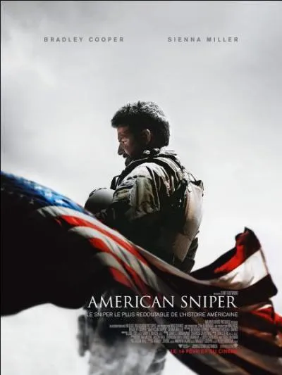 'American Sniper' : au début du film, le sniper voit dans son viseur une femme et un enfant qui s'approchent d'un convoi militaire. Que donne la femme à l'enfant ?