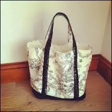 Apparu dans les années 70, ce sac grand format servait à l'origine à transporter des fruits, des plantes ou des objets dans les campagnes. Aujourd'hui c'est un véritable accessoire de mode. On l'appelle :