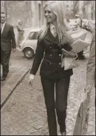 En quelle année le pantalon devient-il un accessoire de mode en France ?