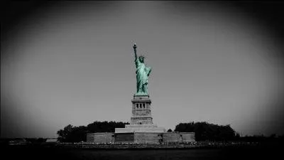 Que tient la statue de la Liberté dans sa main droite ?