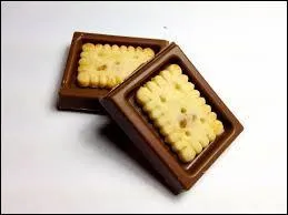 Quelle marque propose une tablette de chocolat avec des mini-biscuits ressemblant à des petits beurres dessus ?