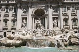La fontaine de Trevi se trouve à Rome en Italie.