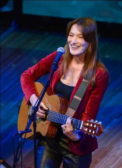 Installée en France depuis l'âge de sept ans, elle mène une carrière de mannequin de 1987 à 1997 puis se reconvertit dans la musique. Quel est son nom dans sa carrière artistique ?