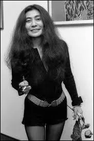 Yoko Ono, née le 18 février 1933 à Tokyo au Japon, est une artiste expérimentale, plasticienne, musicienne, chanteuse, compositrice, écrivain, comédienne et cinéaste japonaise. Qui était son compagnon jusqu'en 1980 ?