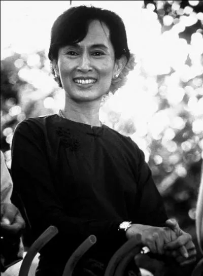 Aung San Suu Kyi est une femme politique, figure de l'opposition non-violente à la dictature militaire de son pays, lauréate du prix Nobel de la paix en 1991. De quel pays est-elle originaire ?