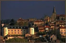 Nous retournons en Lorraine. Nous allons découvrir la ville médiévale de Liverdun. Connue pour ses madeleines, elle se situe entre Nancy, Toul et Pont-à-Mousson. C'est donc une ville du département ...