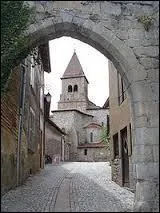 Une fois passé cette arcade, nous flânons dans les rues de Pommiers. Commune Ligérienne, dans la Plaine du Forez, elle se situe en région ...