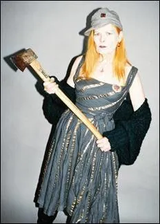 Née en 1941, cette couturière britannique est connue pour ses chapeaux et son style "trash". Connaissez-vous cette rouquine excentrique ?