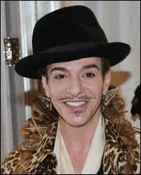Ce dandy de la mode est né à Gibraltar en 1960. Talent précoce, on le surnomme "le génie de la mode". En 2011, quel créateur de haute couture a perdu sa place de directeur artistique chez Dior suite à des propos antisémites ?