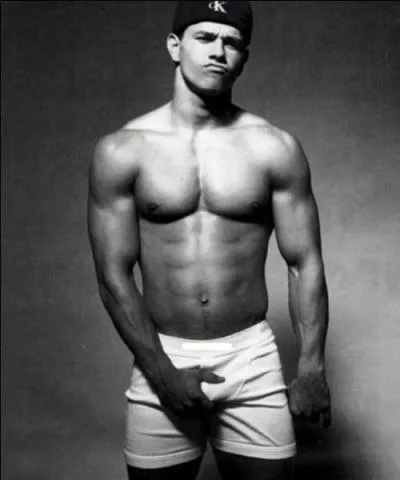 Mark Wahlberg, David Beckham ou encore Justin Bieber ont fait sa pub ! 
Quel créateur américain de prêt-à-porter mise sur la provocation et le marketing pour vendre ses parfums, ses lunettes, ses jeans et ses soutien-gorges ?