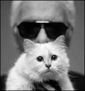 Il est complètement dingue de Choupette, le chat qu'il a refusé de rendre à son propriétaire, Baptiste Giabiconi ! Quel grand couturier dirige la maison Chanel à Paris depuis 1983 ?