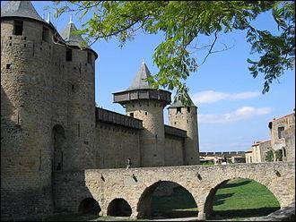 Dans quel château fut tournée une scène du film "Les visiteurs" ( époque médiévale) ?