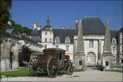 Dans quel château fut tournée une scène du film "Angélique marquise des Anges" ?