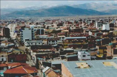 Oruro est une ville située entre La Paz et Sucre, les deux capitales du pays où elle fut fondée en 1606, à 3700m d'altitude. De quel pays s'agit-il ?
