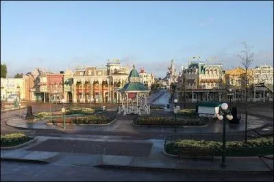 Quel est le nom de l'endroit situé juste avant Main Street et après la gare du Rail Road ?