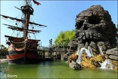 Quel est le nom de l'île des pirates dans Adventureland ?
