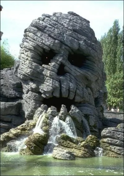 Quel est le nom de la tête de mort située dans Adventureland ?