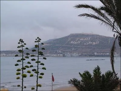 Agadir (mot qui signifie &laquo; grenier collectif fortifi&eacute; &raquo; en tamazight, est appel&eacute;e "la ville de la baie" : mais poss&egrave;de-t-elle autant de ports qu'un ordinateur ?