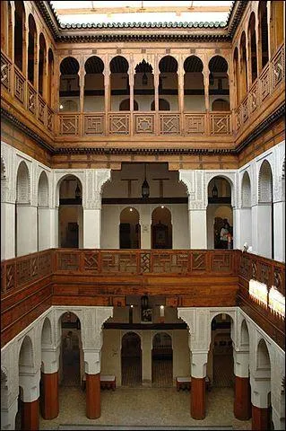 Elle est "l'Ath&egrave;nes de l'Afrique", "La Perle du monde arabe", "La Florence de l'Afrique", "La ville essentielle", etc. : quelle est-elle ?