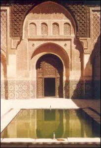 Le nom de cette ville de pr&egrave;s d'1 million d'habitants vient du tamazight "Mour" qui signifie &laquo; pays &raquo; et "Akouch" qui veut dire &laquo; Dieu &raquo;, mais en fran&ccedil;ais ?