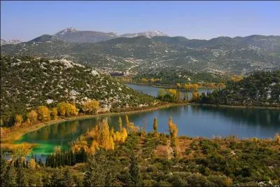 Ce pays est bordé par la mer Adriatique, son littoral est parsemé des très nombreuses îles et il est traversé du nord au sud par les Alpes dinariques. Il s'agit de :
