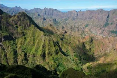 Quel est cet archipel volcanique de l'océan Atlantique, ancienne colonie portugaise désormais indépendante, qui vous comblera par ses paysages sauvages et la chaleur de ses habitants ?