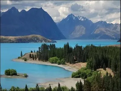 Ce pays comprend deux îles principales, celle du nord, volcanique, et celle du sud dont la côte occidentale est parcourue par une vaste chaîne de montagnes offrant des paysages de fjords et de glaciers. De quel pays s'agit-il ?