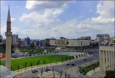 Sur l'image, vous pouvez voir la capitale de l'Albanie. Quelle est-elle ?