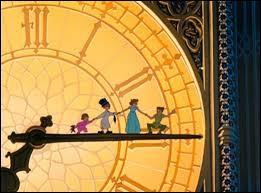 Dans quelle ville se déroule l'histoire de Peter Pan au début ?