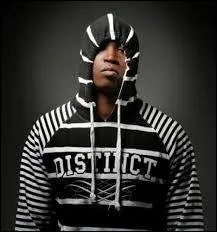 Quel rappeur français d'origine comorienne interprète la chanson "En mode" ?