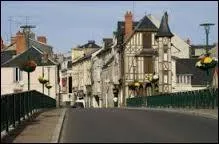 Nous partons à la découverte de Vierzon. Située à la frontière avec la Sologne et le Berry et traversée par le Canal du Berry, c'est une ville du département ...
