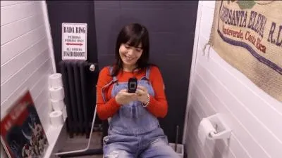Pourquoi Barbara est-elle dans les toilettes de chez sa tante avec son téléphone ?